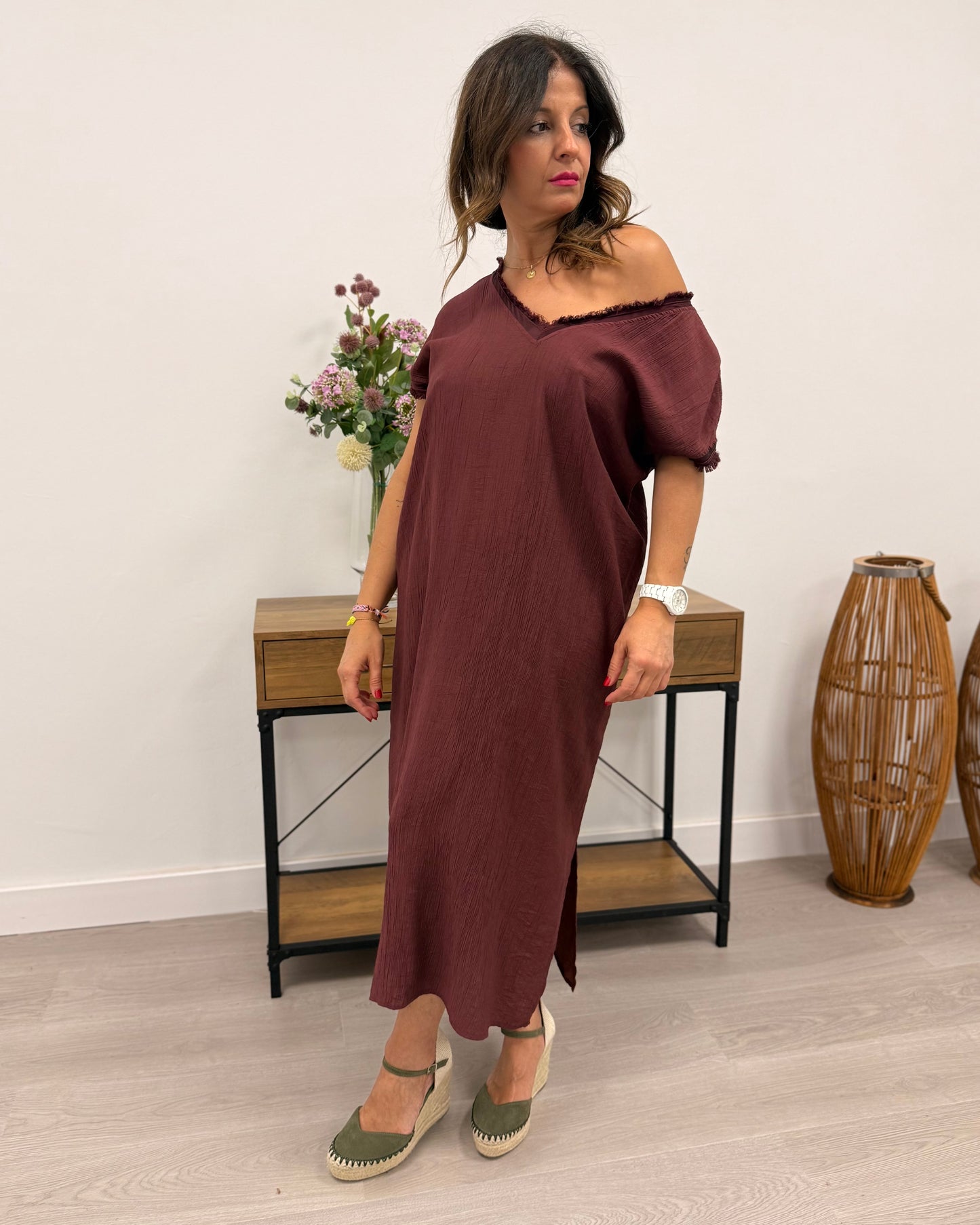 Vestido plisado de cuello pico