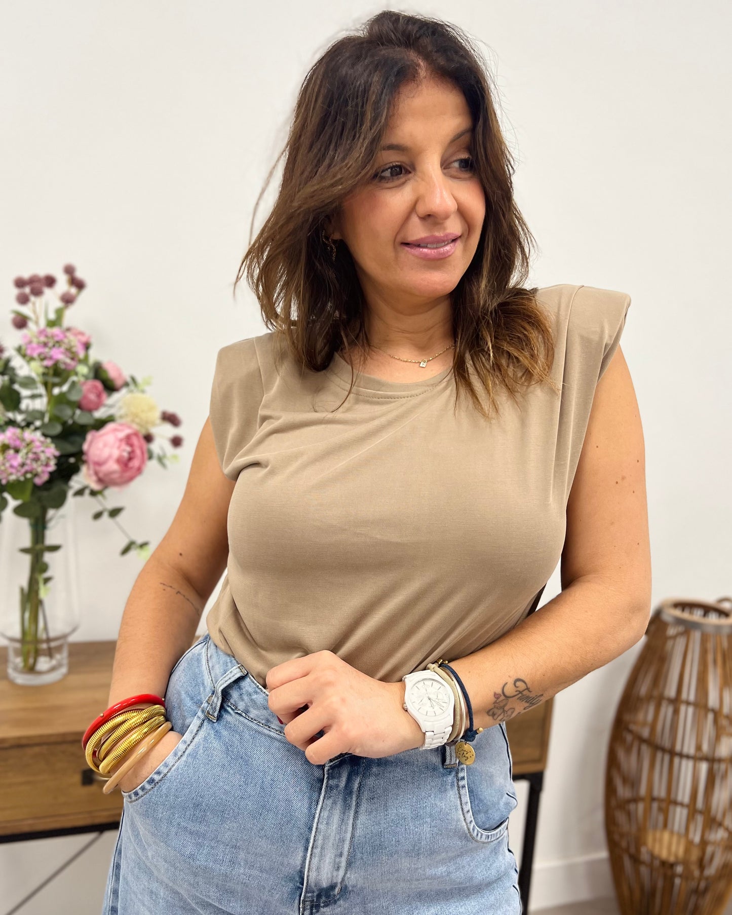 Camiseta con hombreras