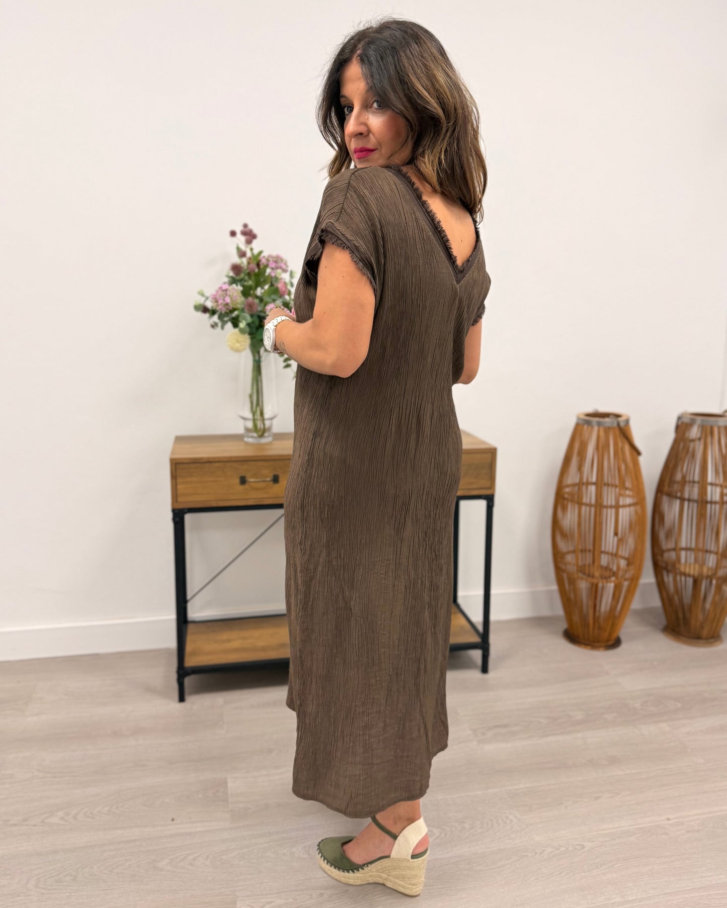 Vestido plisado de cuello pico