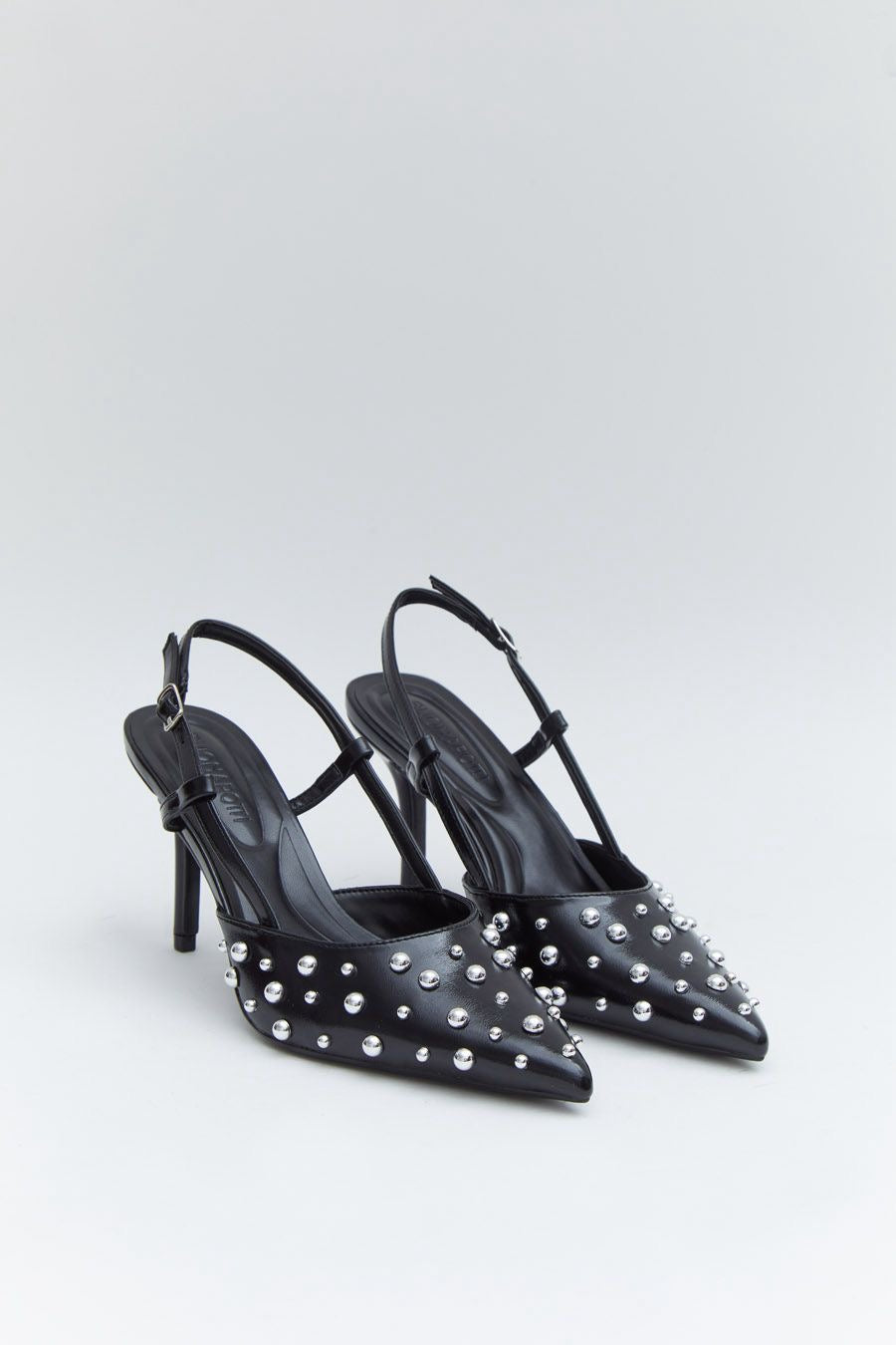 Tacón negro tachuelas