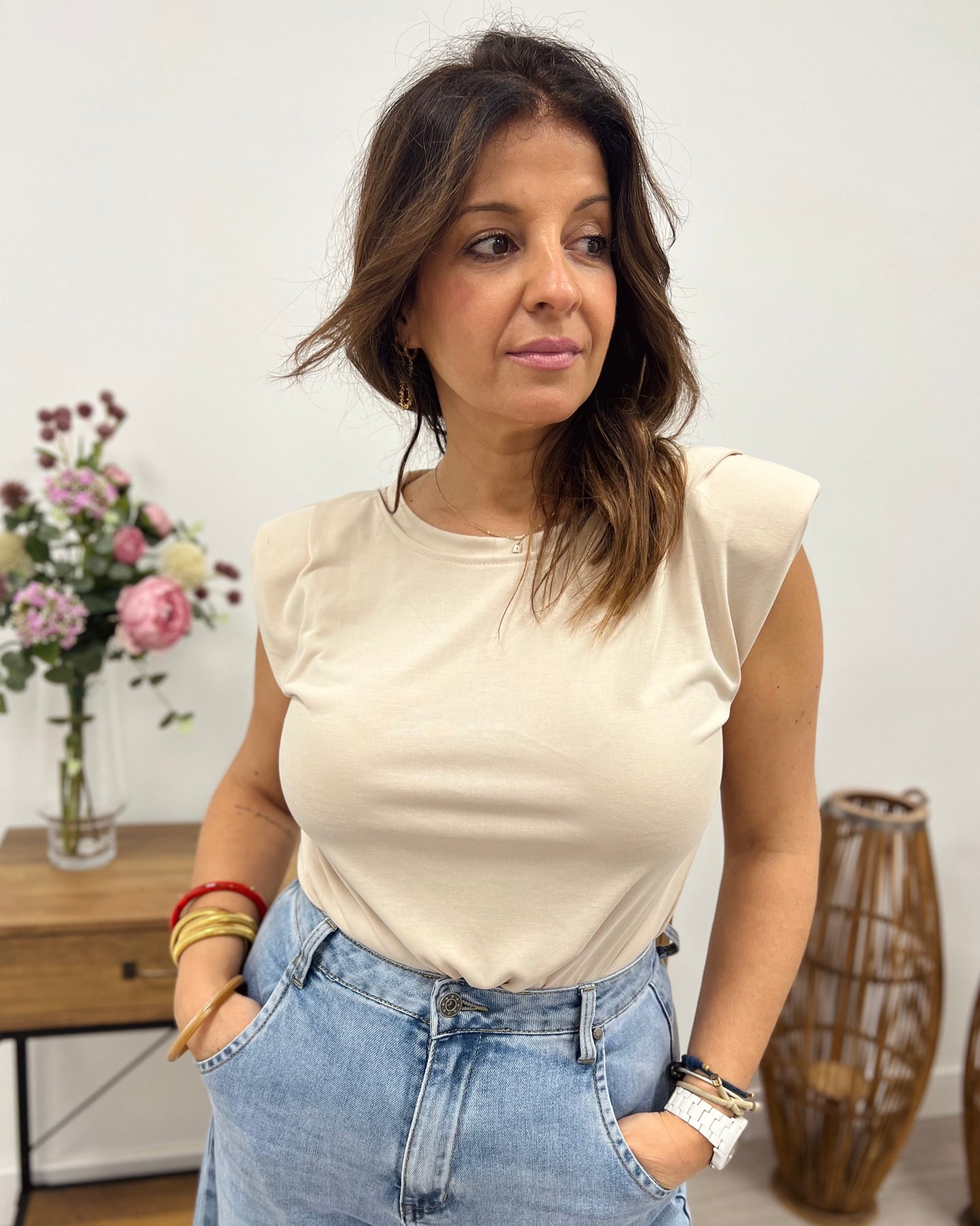 Camiseta con hombreras