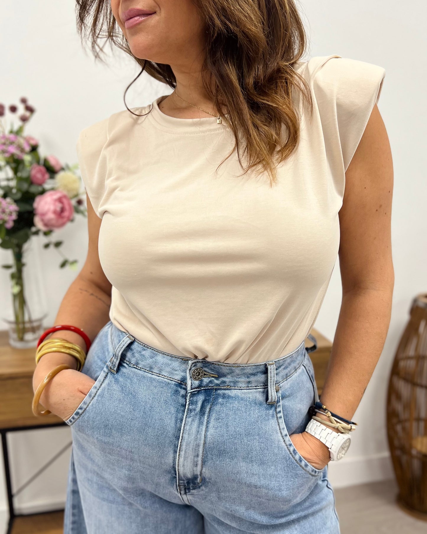 Camiseta con hombreras