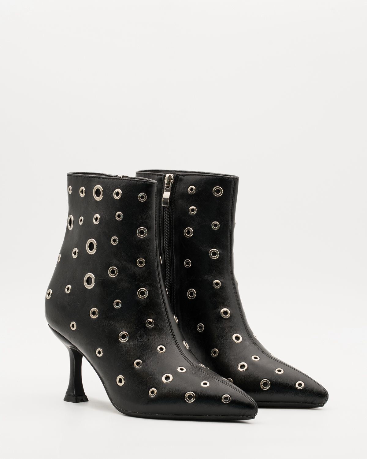 Bota negra tachuelas
