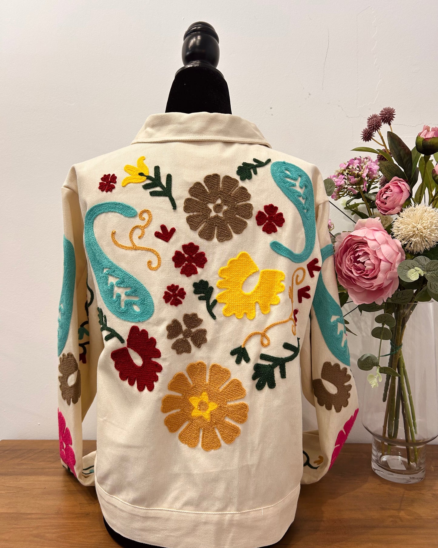 Chaqueta beige bordada