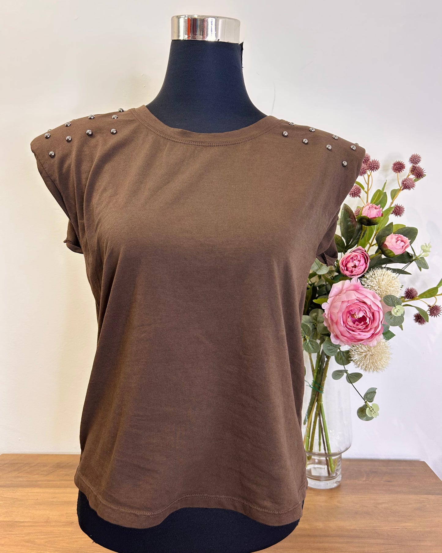 Camiseta hombreras tachas
