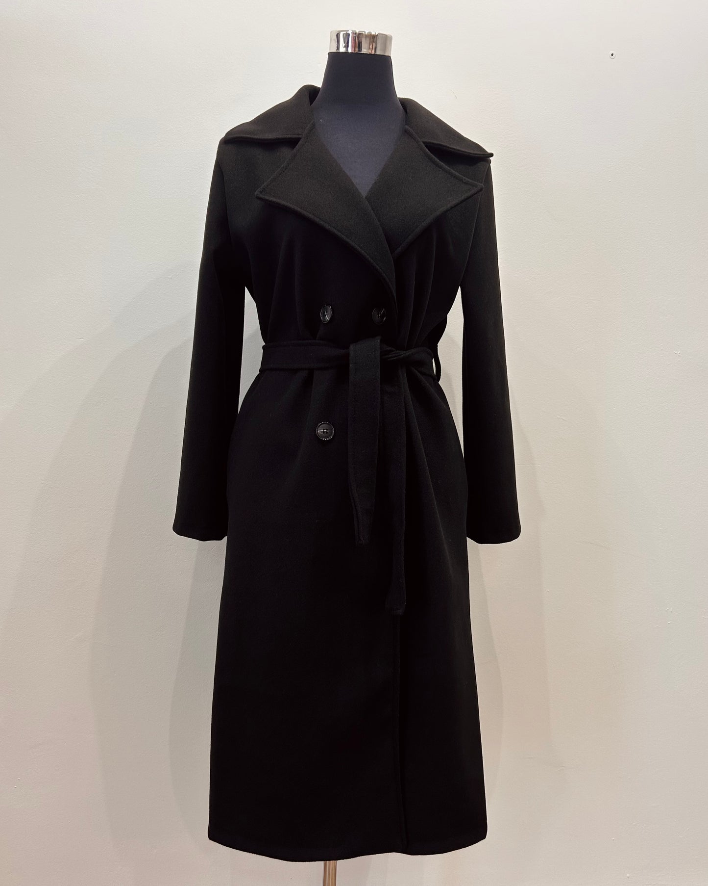 Abrigo de paño negro