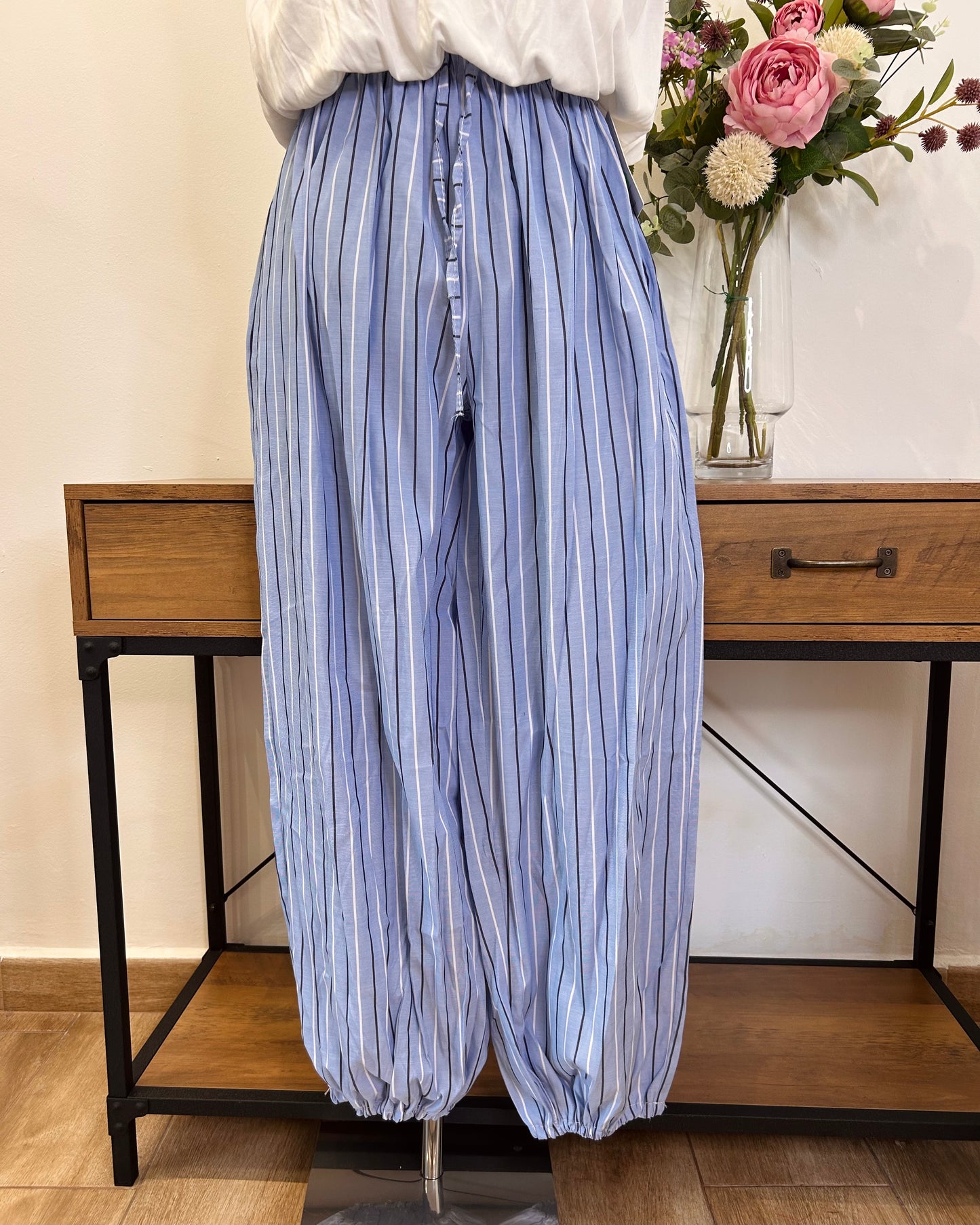 Pantalón bombacho celeste rayas