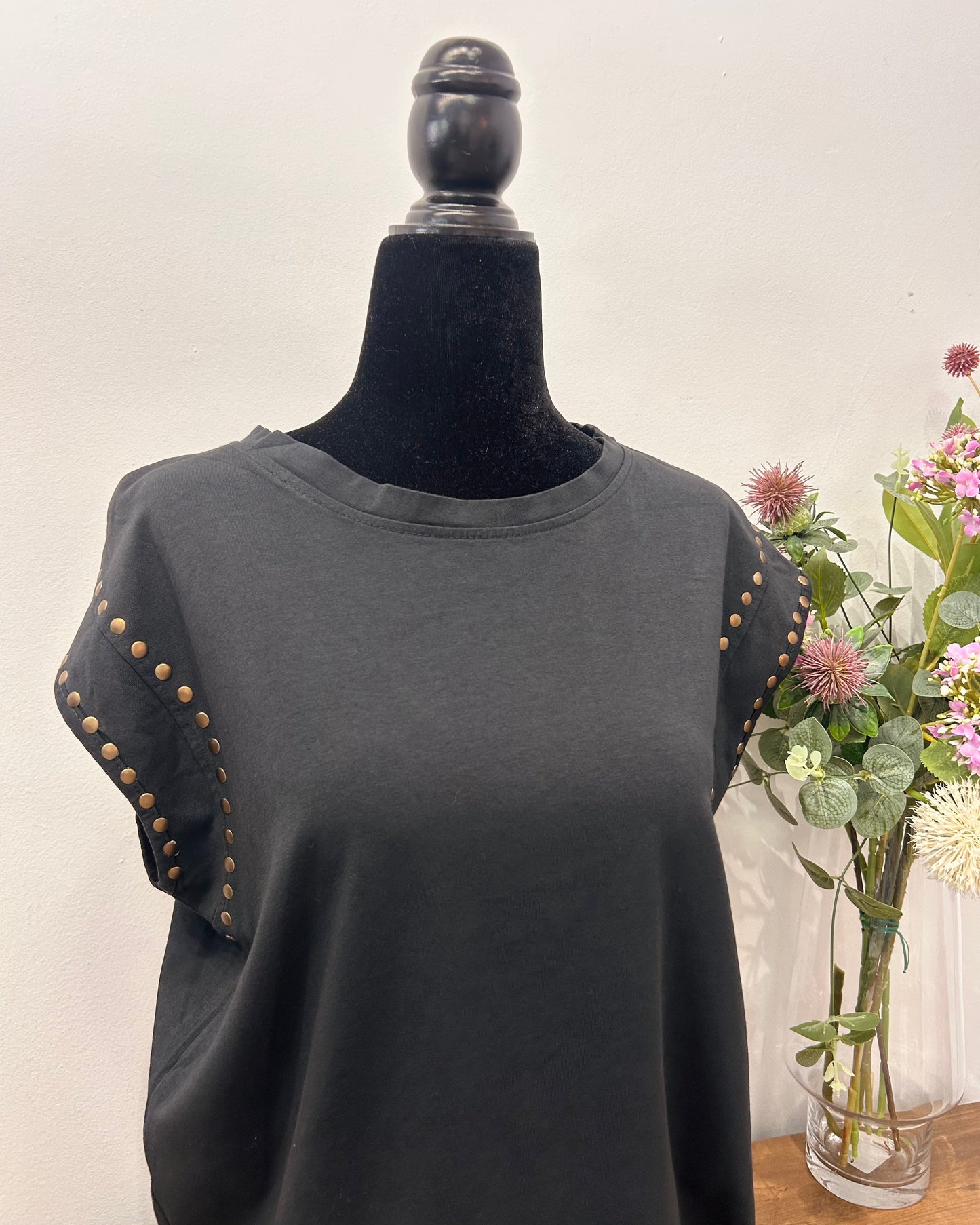 Camiseta gris tachuelas