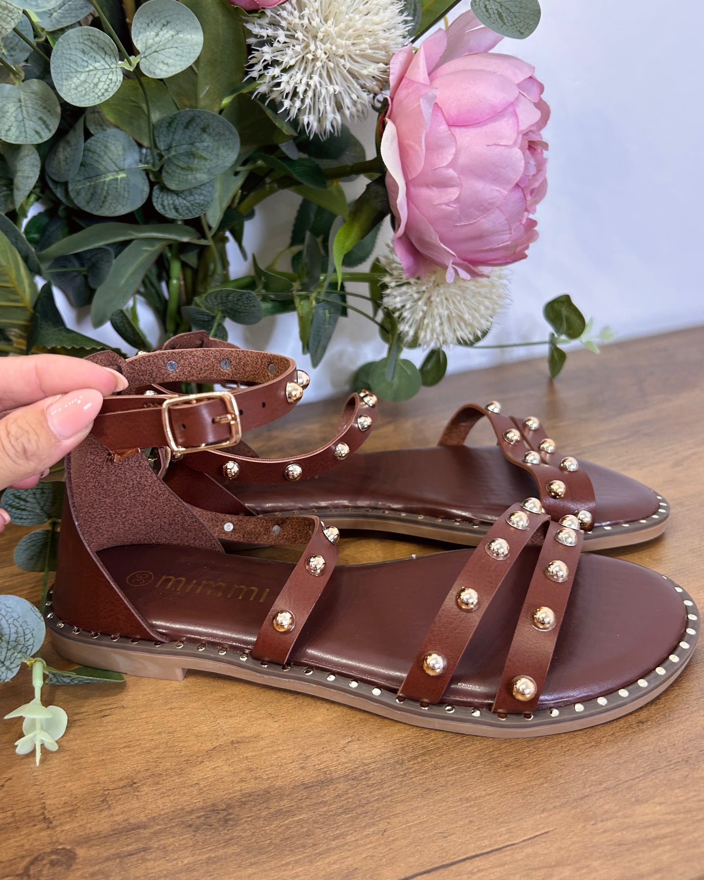 Sandalia marrón tachas doradas