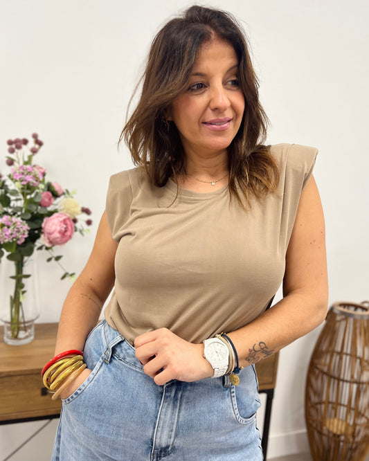 Camiseta con hombreras