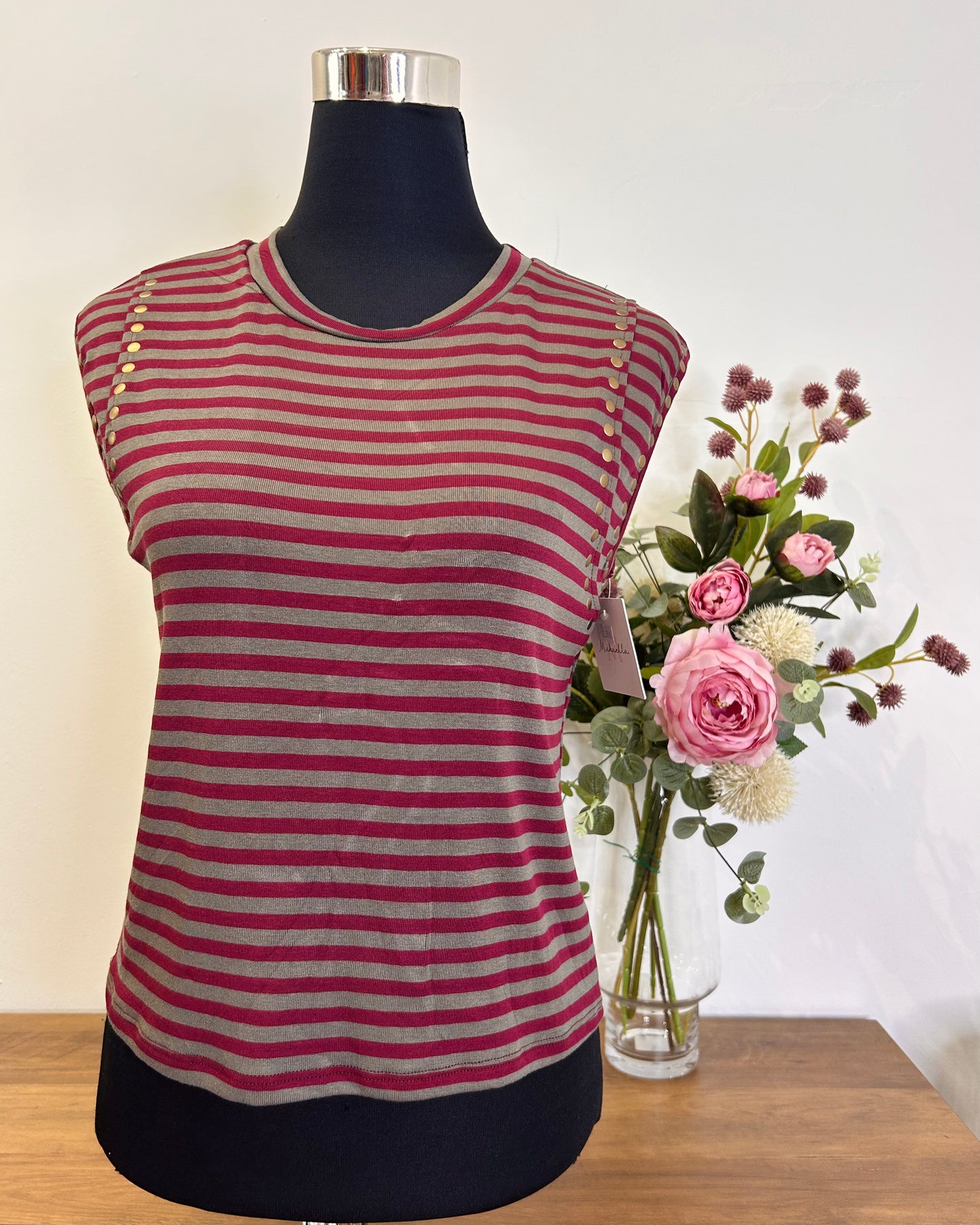 Camiseta licra raya y tachas