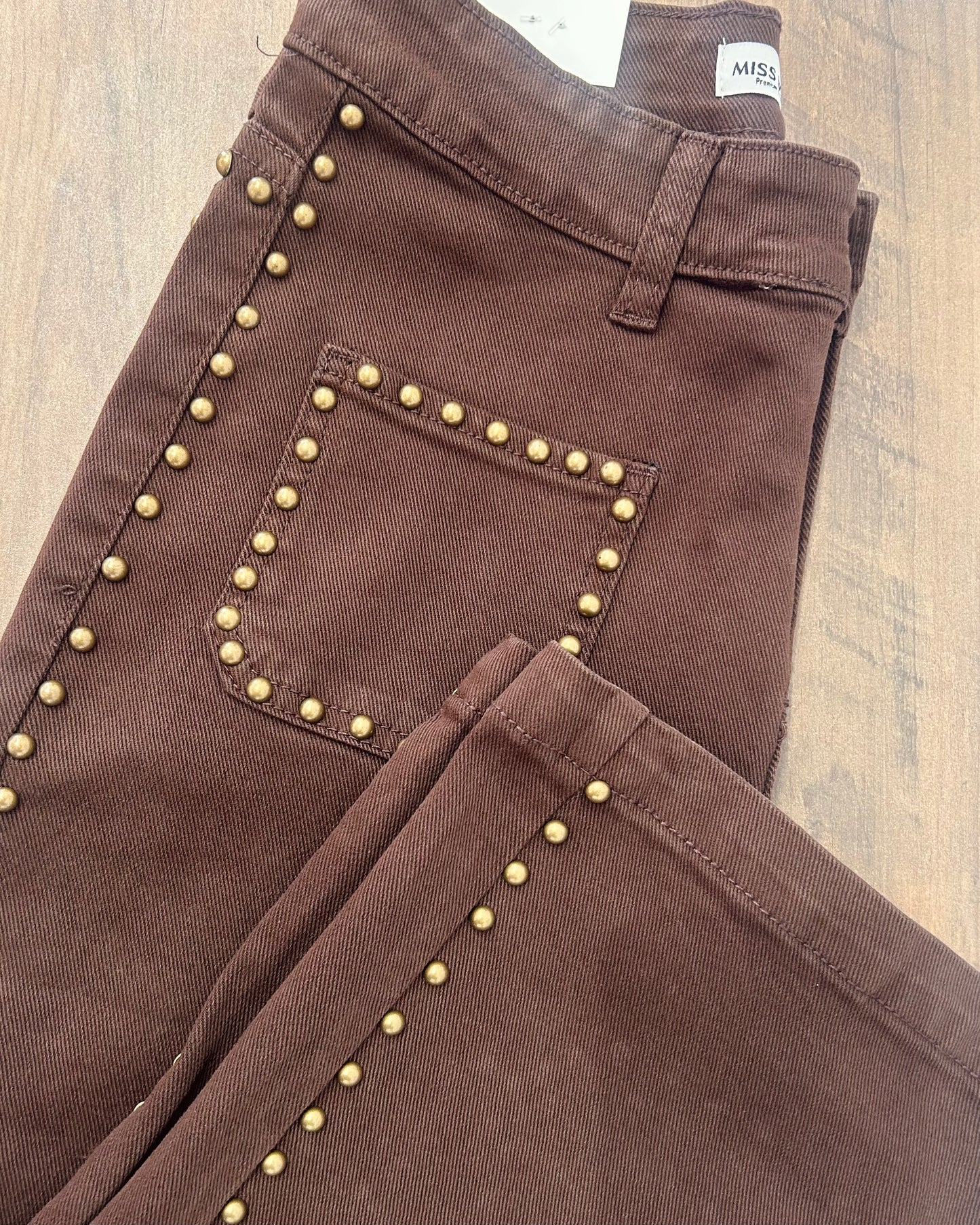 Vaquero marrón tachas