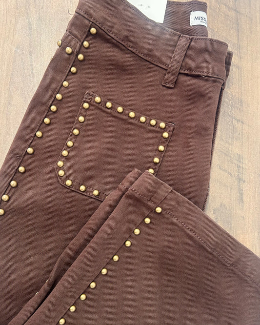 Vaquero marrón tachas