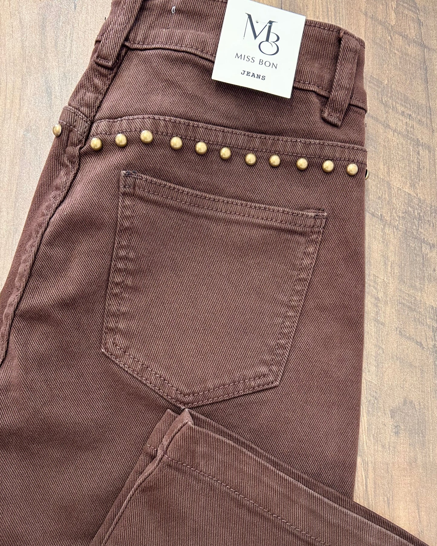 Vaquero marrón tachas