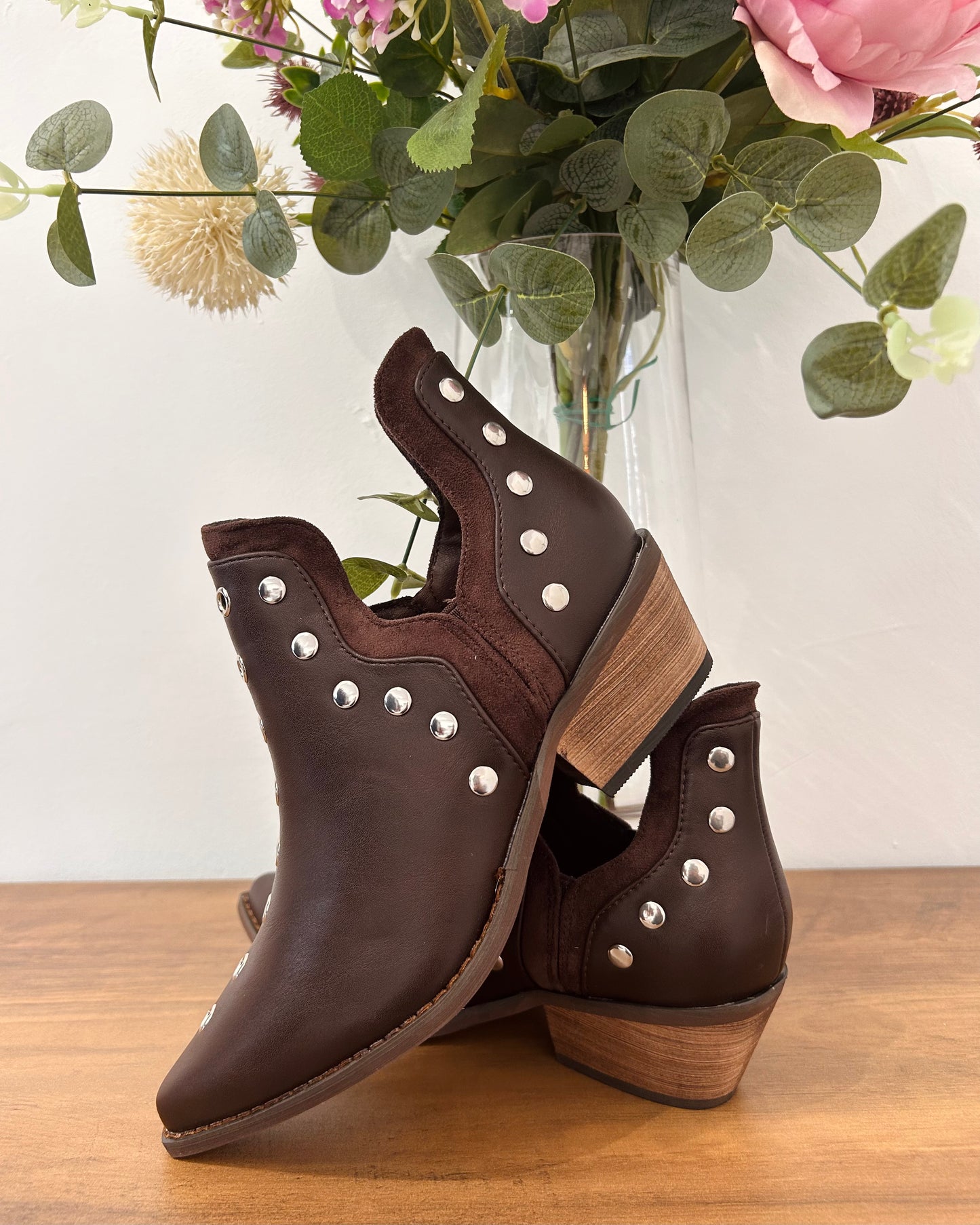 Botas tachas marrón