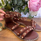Sandalia marrón tachas doradas