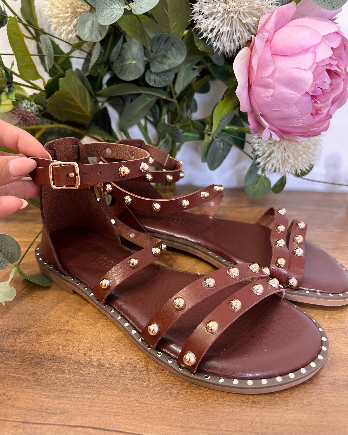 Sandalia marrón tachas doradas