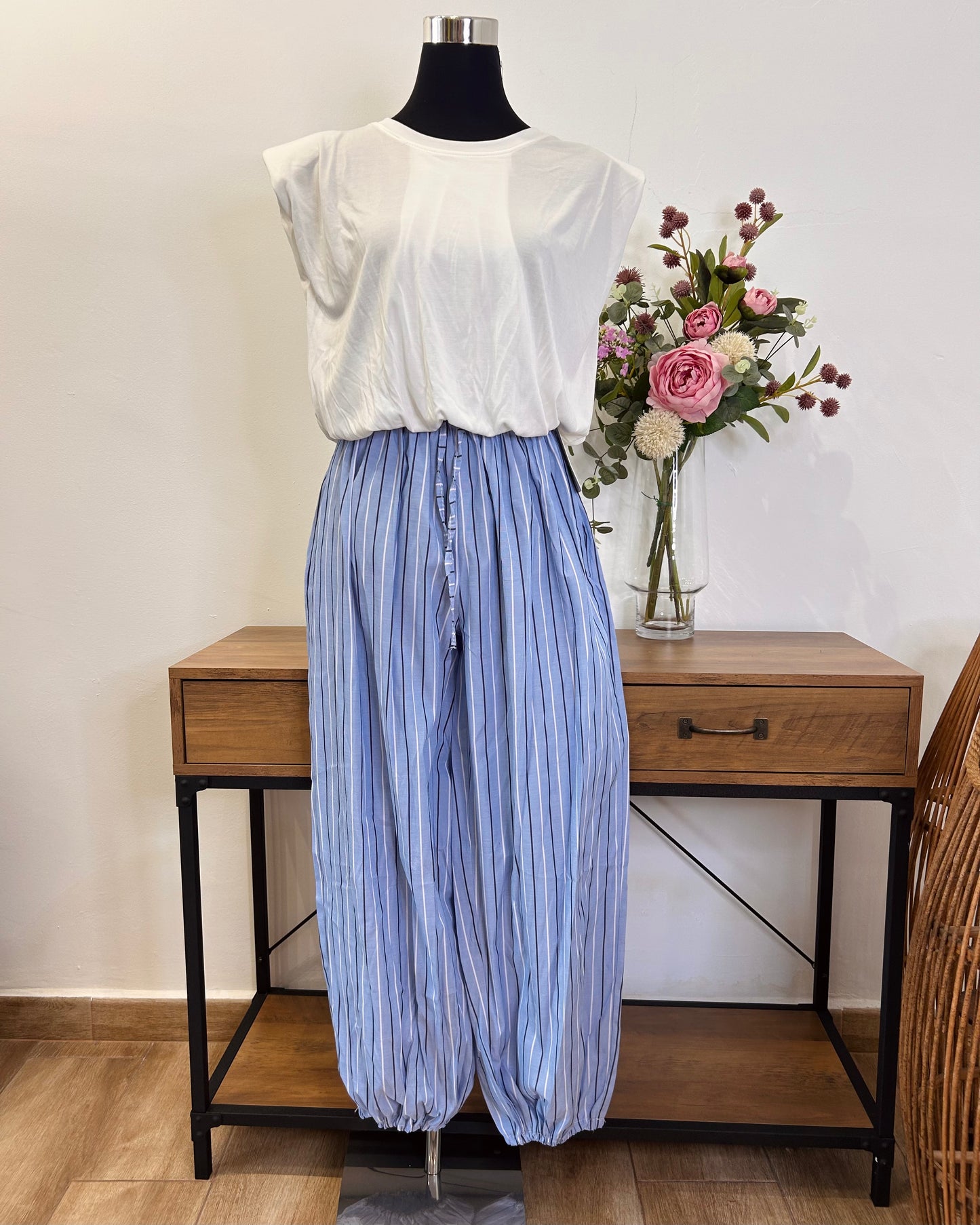 Pantalón bombacho celeste rayas