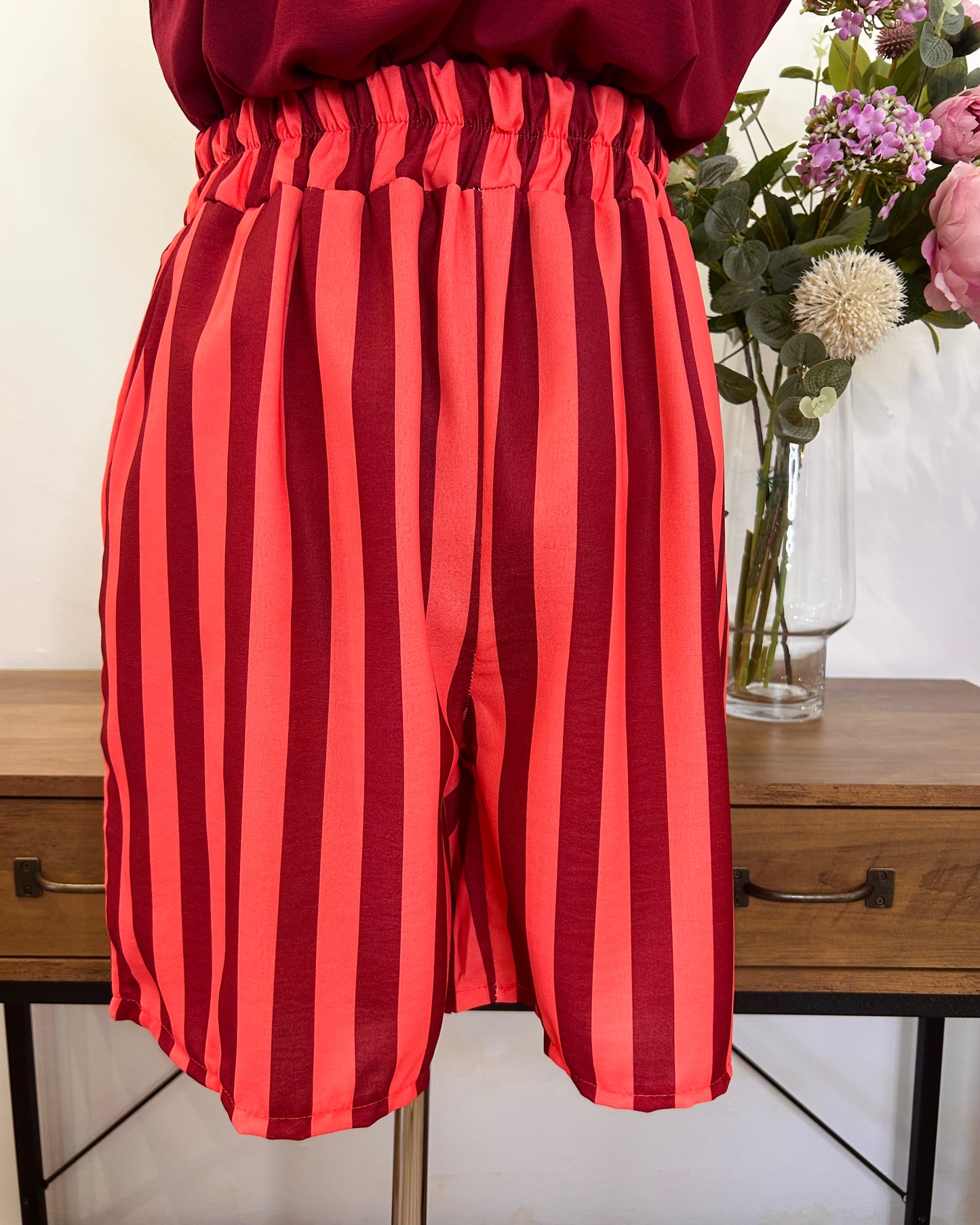 Short rayas burdeo/coral