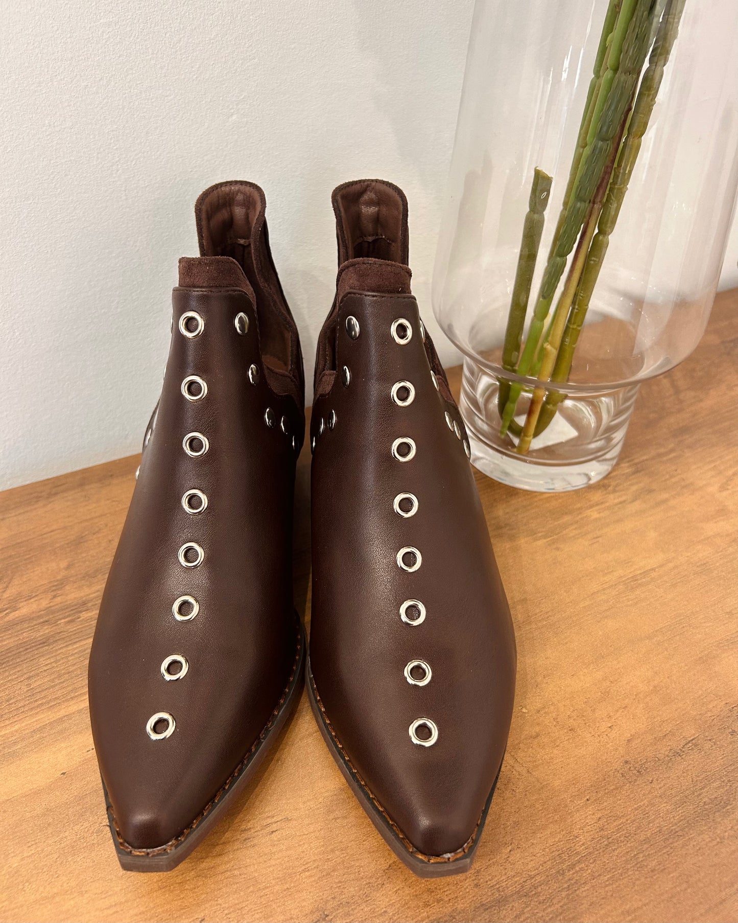 Botas tachas marrón