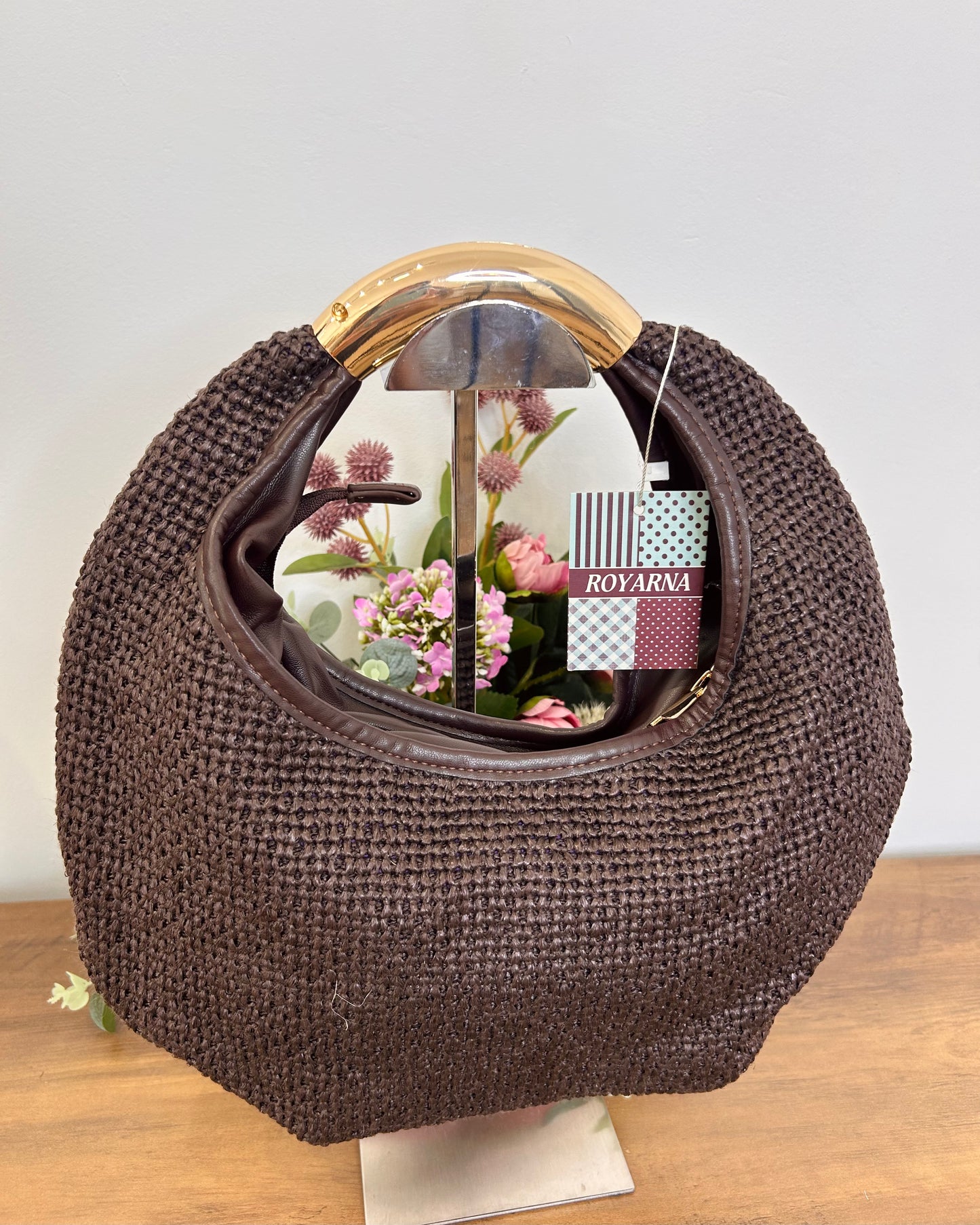 Bolso rafia redondo aplique dorado