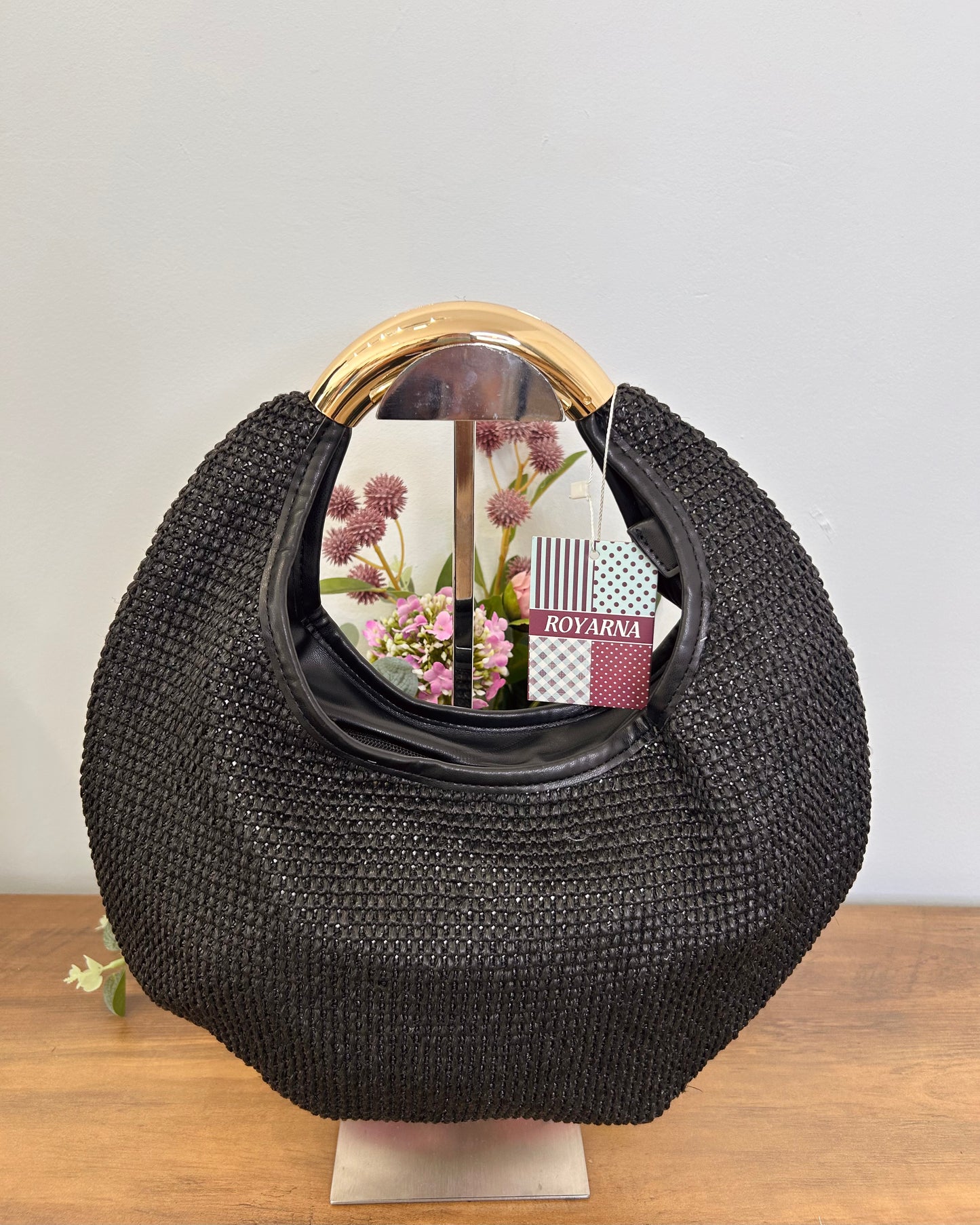 Bolso rafia redondo aplique dorado