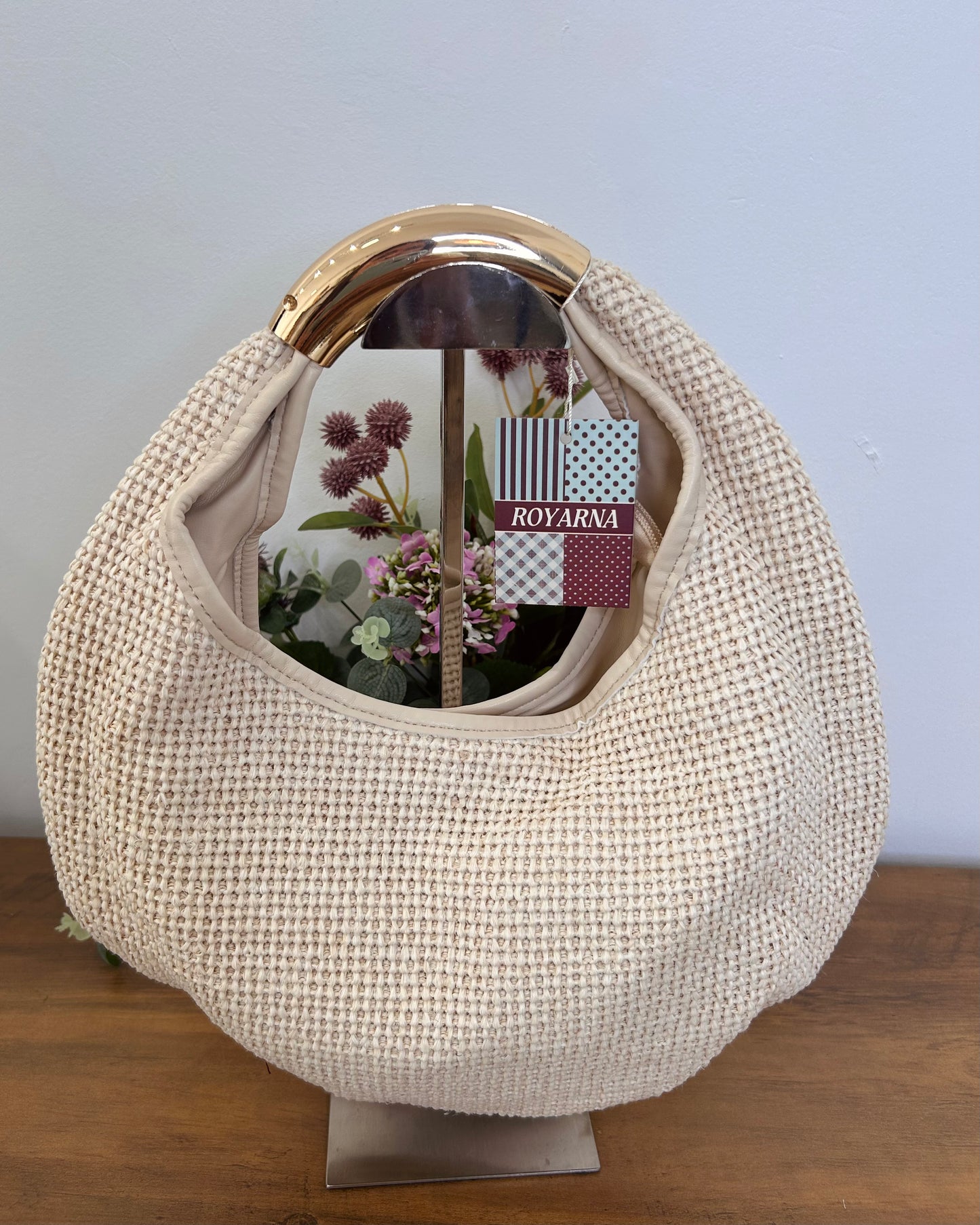 Bolso rafia redondo aplique dorado