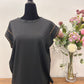 Camiseta gris tachuelas