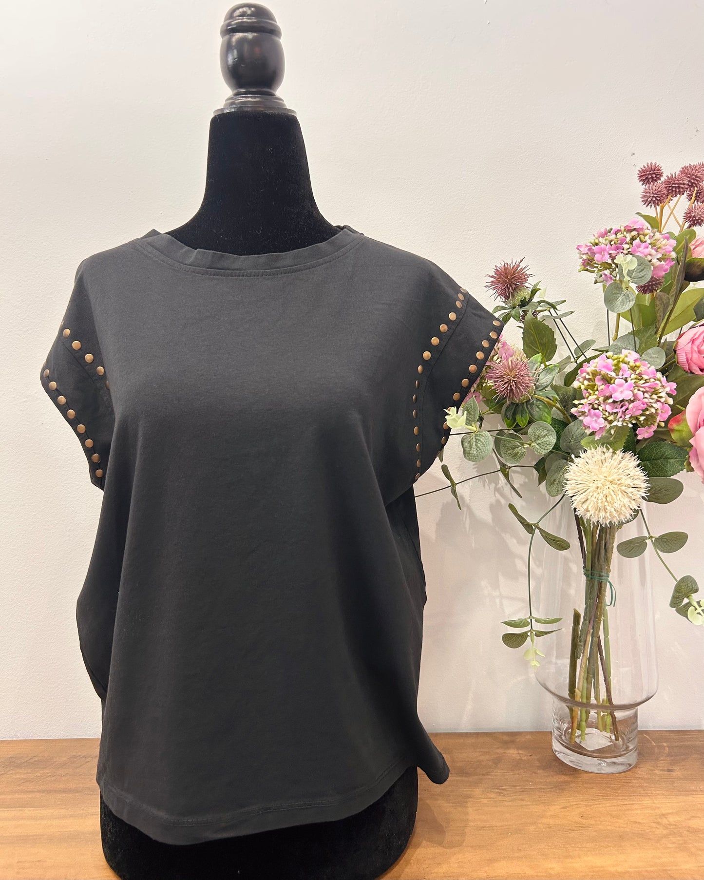 Camiseta gris tachuelas