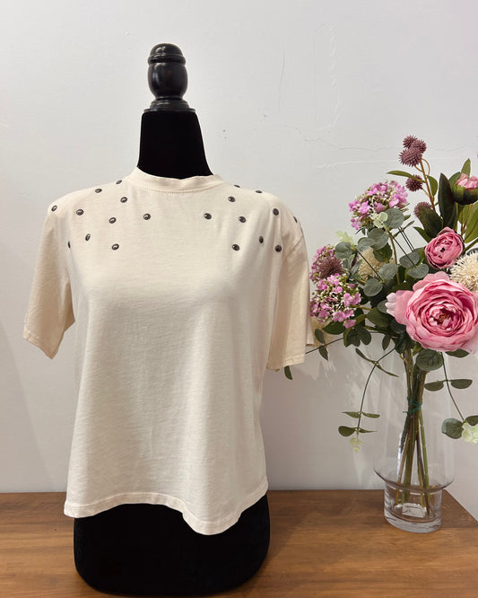 Camiseta cropped tachuelas