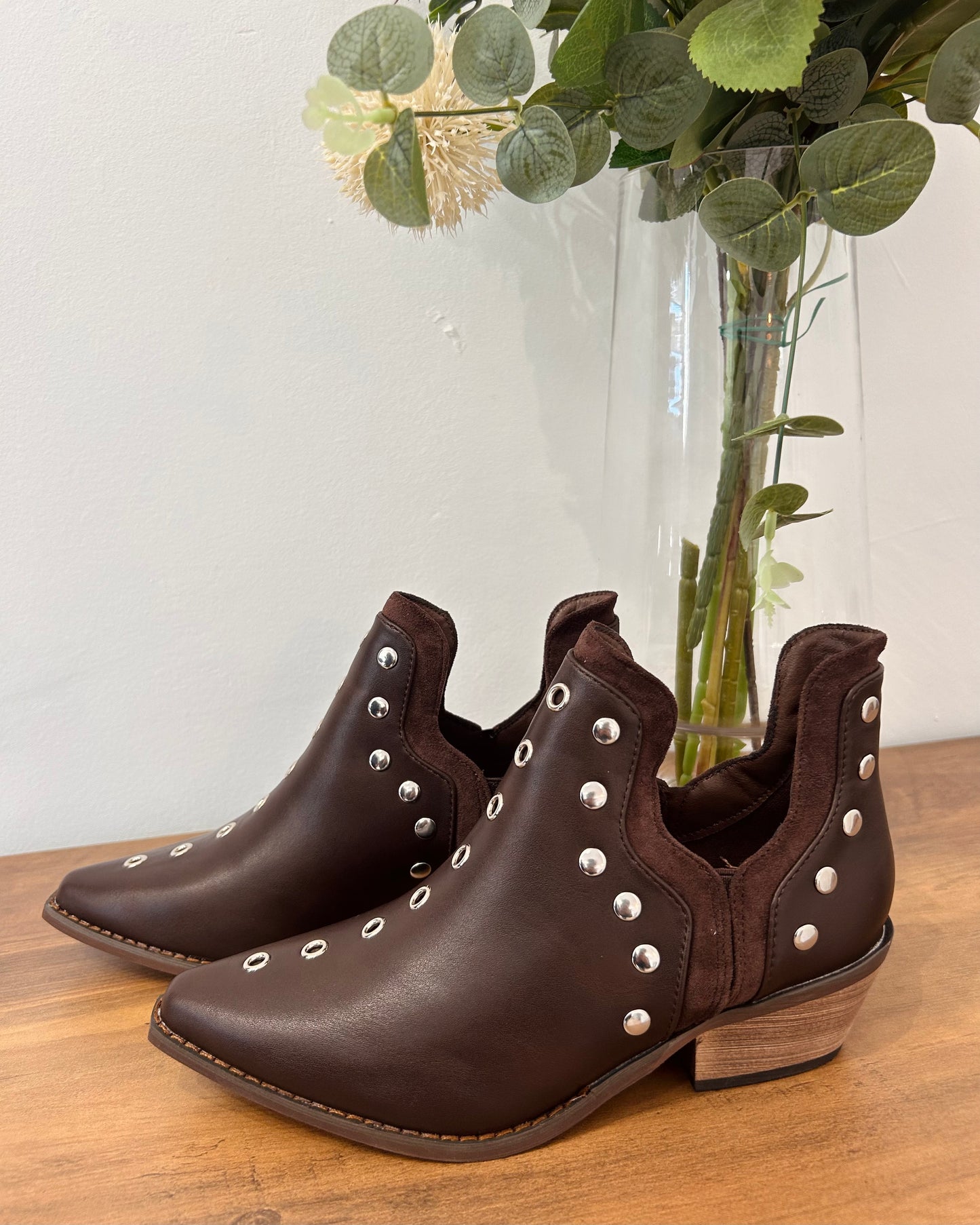 Botas tachas marrón