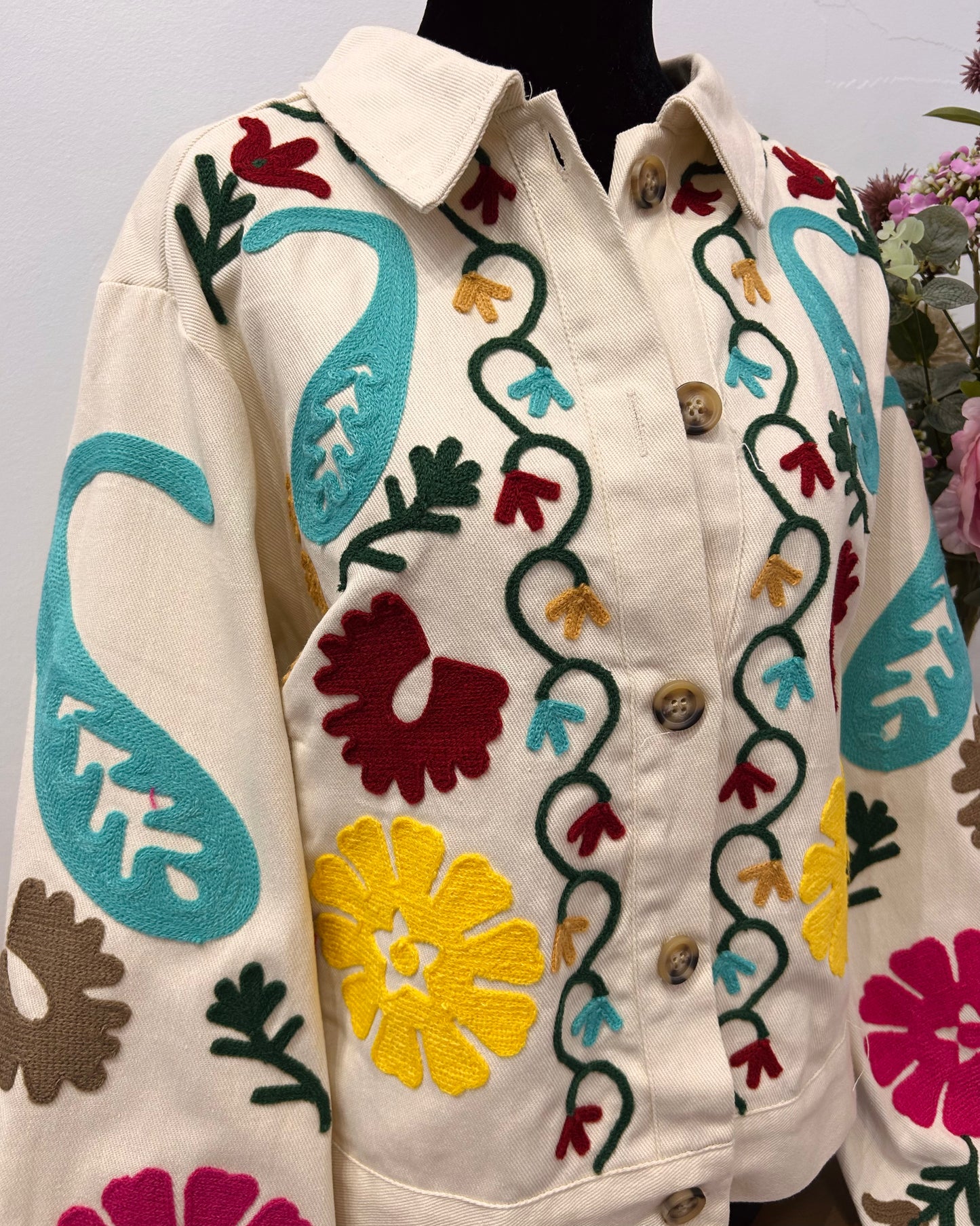 Chaqueta beige bordada