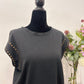 Camiseta gris tachuelas