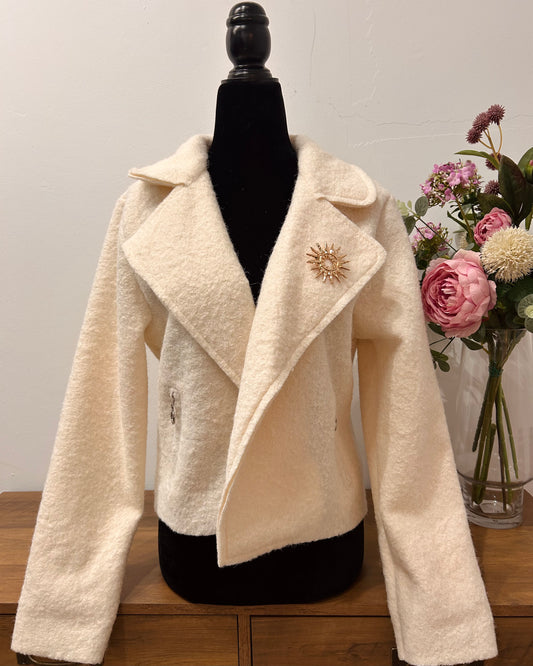 Chaqueta cropped rizo beige