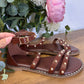 Sandalia marrón tachas doradas