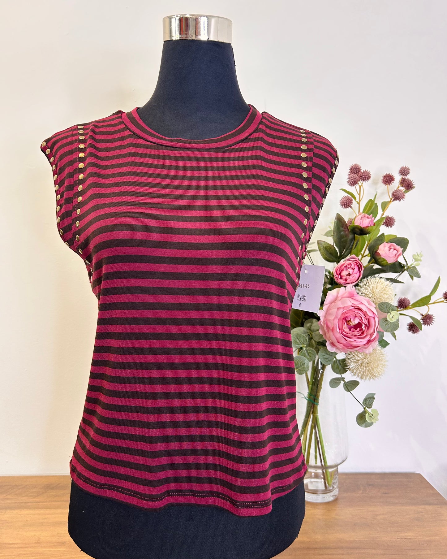 Camiseta licra raya y tachas