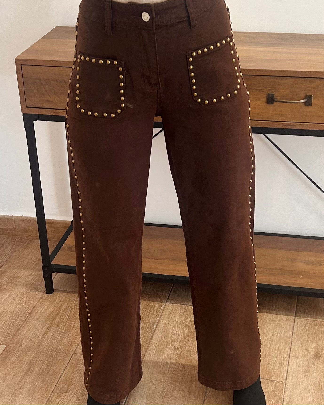 Vaquero marrón tachas