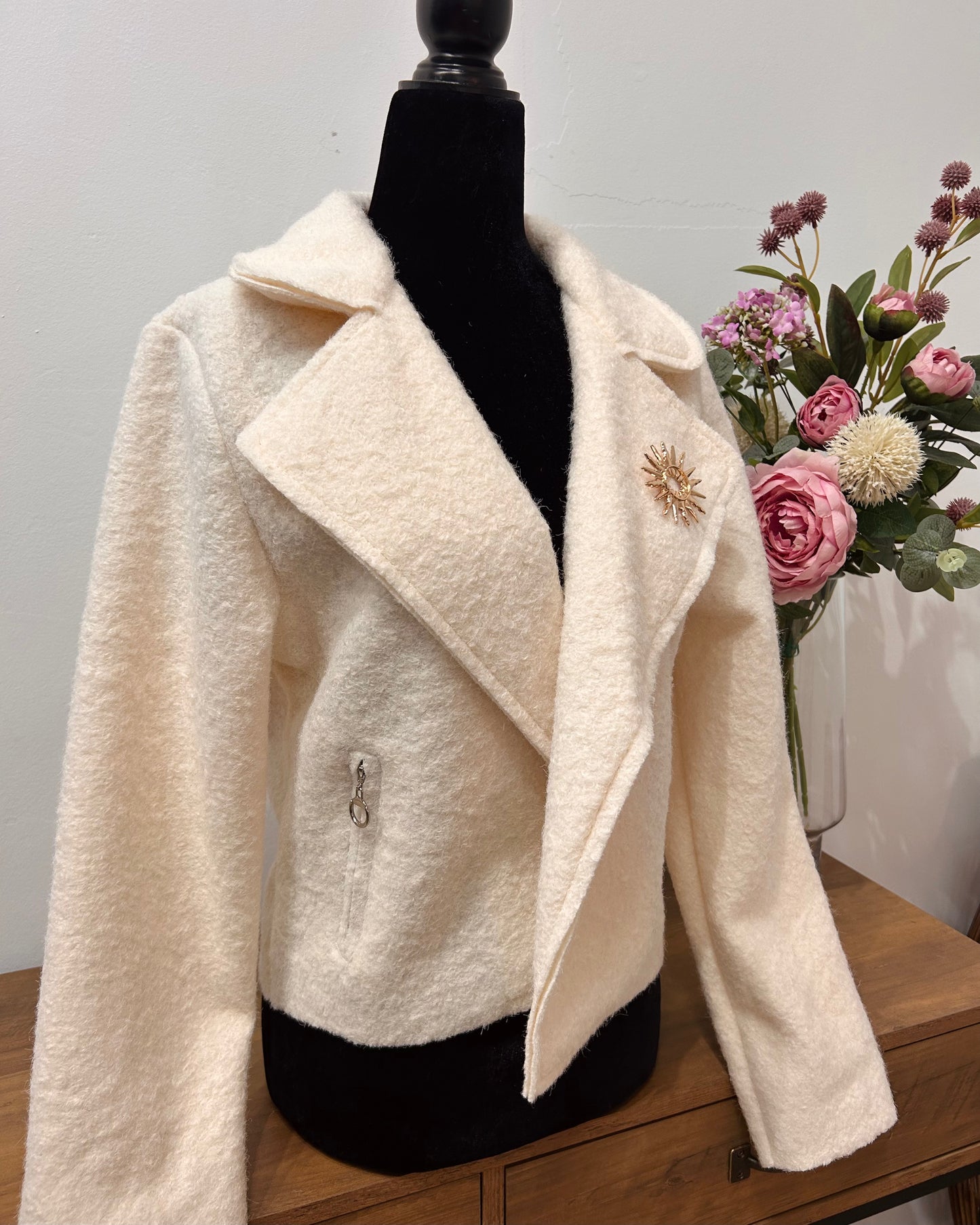 Chaqueta cropped rizo beige