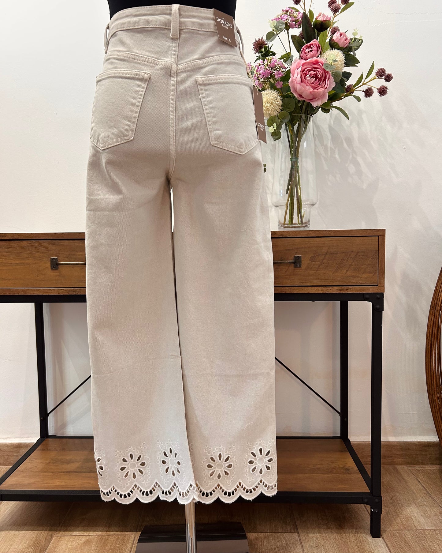 Vaquero beige perforado