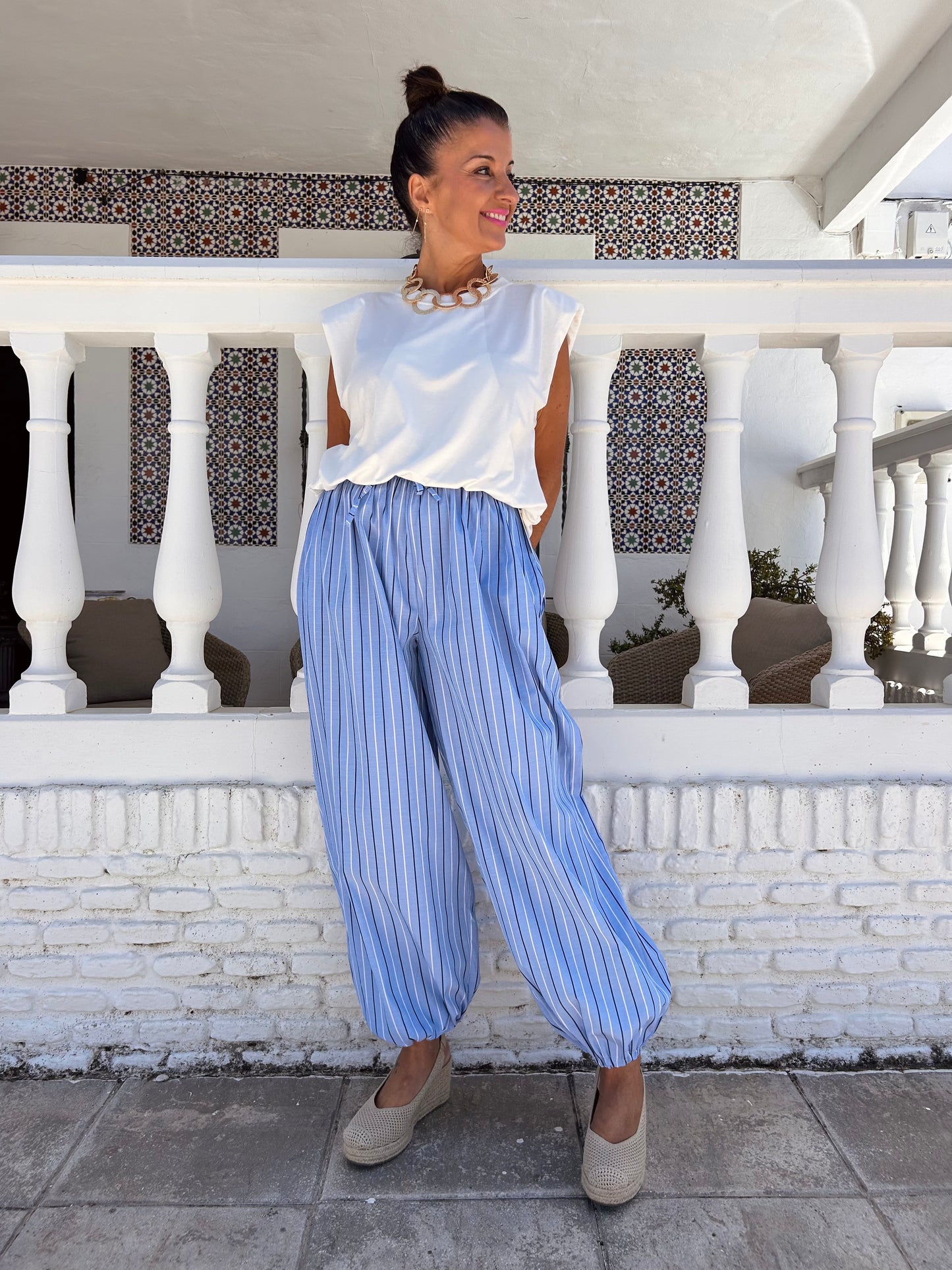 Pantalón bombacho celeste rayas