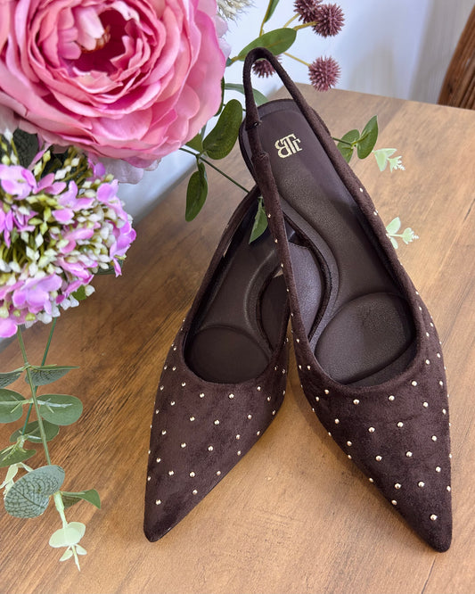 Tacón tachas marrón