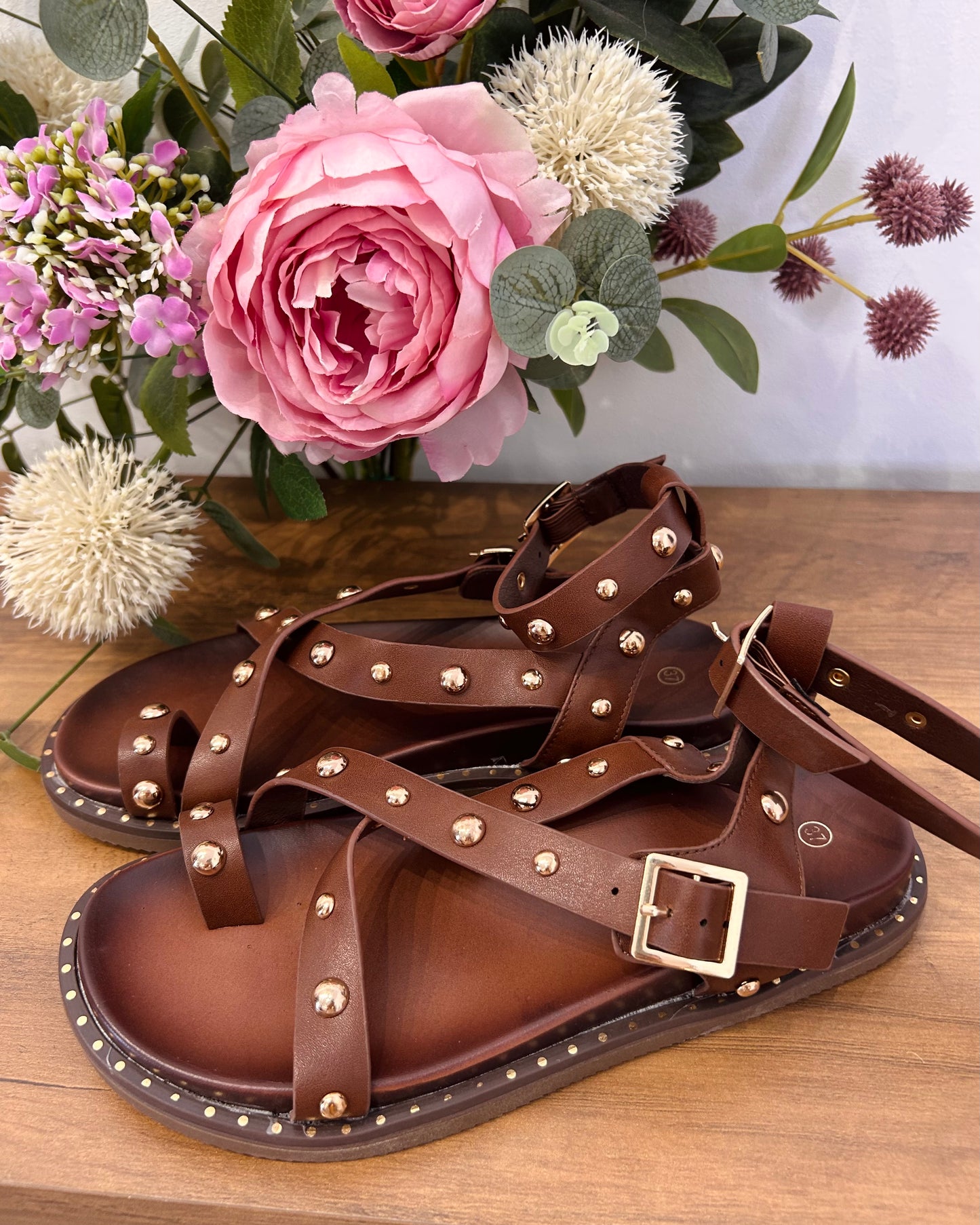 Romanas tachas marrón