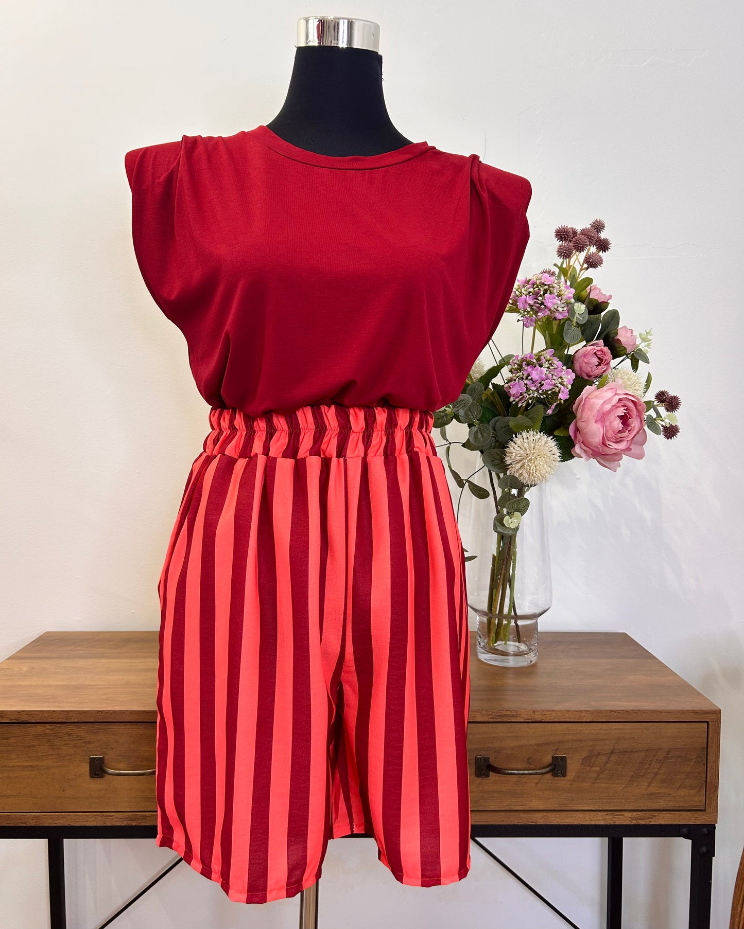Short rayas burdeo/coral
