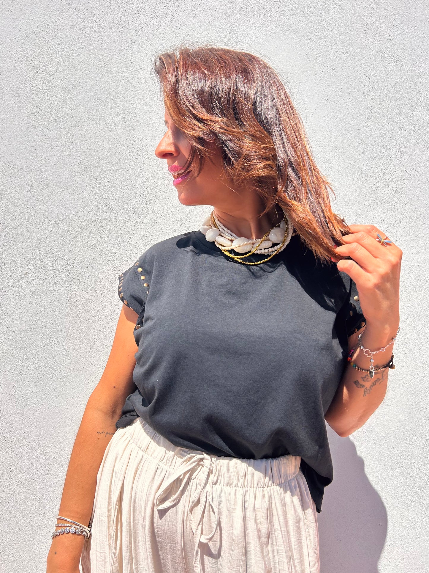 Camiseta gris tachuelas